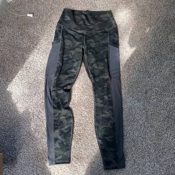 Women’s size small Fabletics Camo Leggings with mesh paneling and pockets - Picture 2 of 4